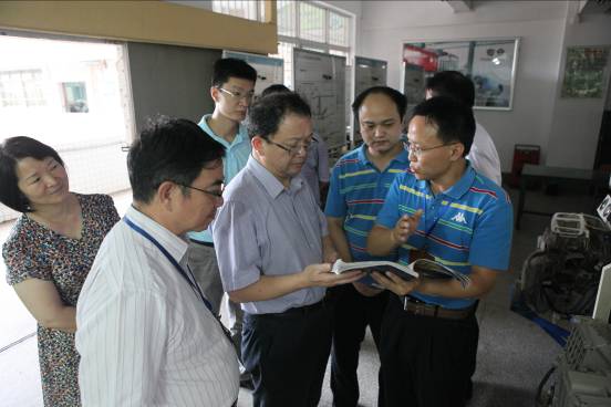 市教育局屈哨兵局长到我校调研