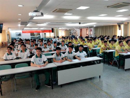 汽车制造与检修专业学生提前一年遭遇疯抢——记广州各大汽车制造企业纷纷来校