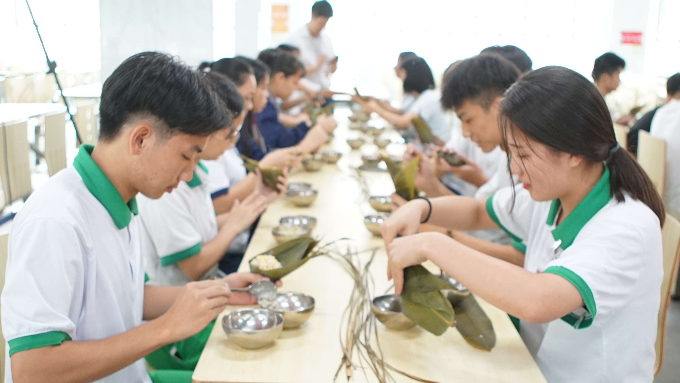 浓情粽香进交校，师生齐聚话端午