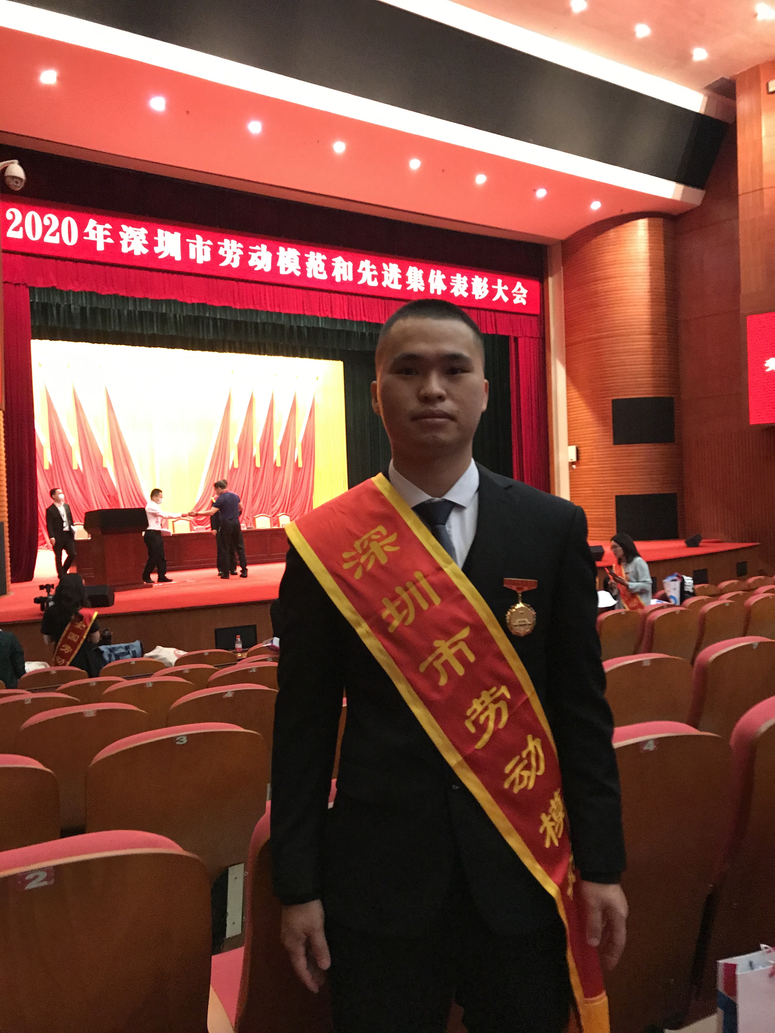 毕业五年，他练成深圳市劳动模范！