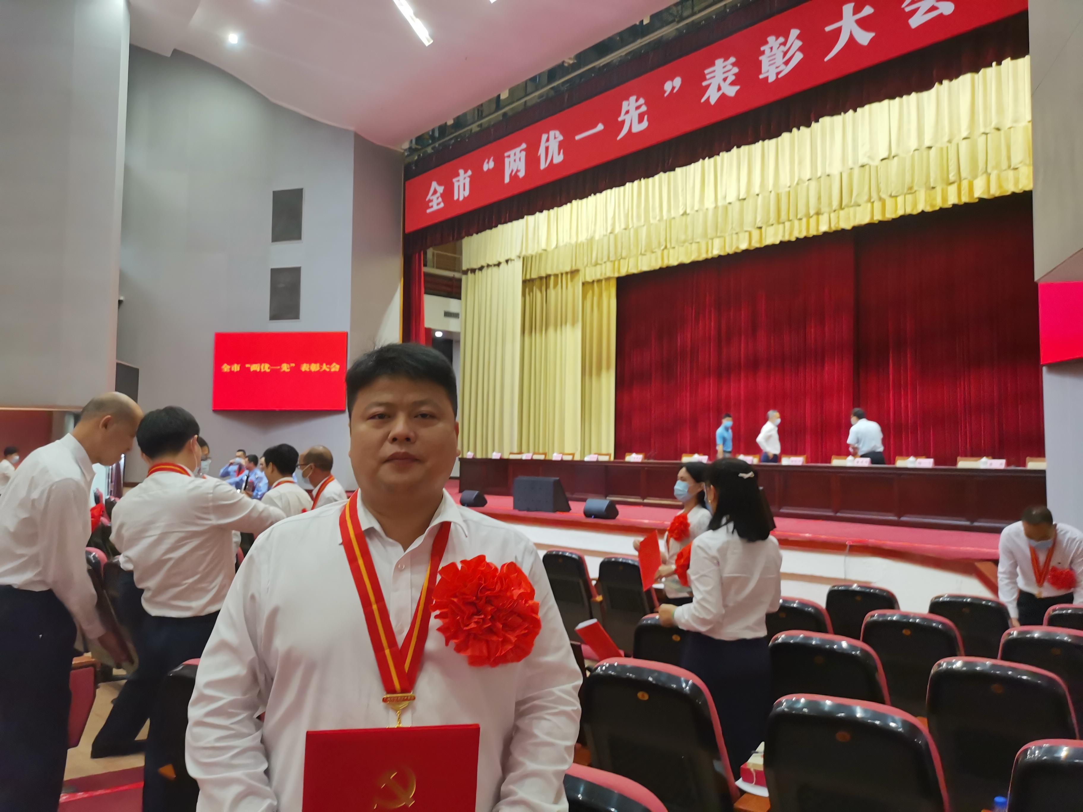 喜讯│我校李贤林同志被授予“广州市优秀共产党员”奖章